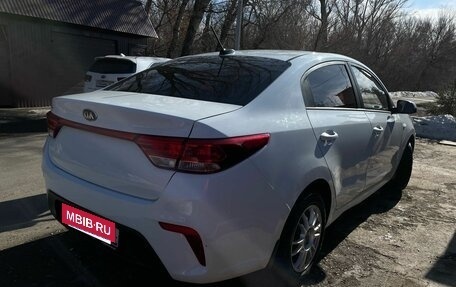 KIA Rio IV, 2018 год, 1 000 000 рублей, 3 фотография