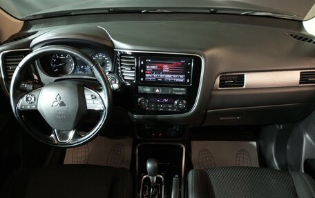 Mitsubishi Outlander III рестайлинг 3, 2018 год, 1 990 000 рублей, 9 фотография