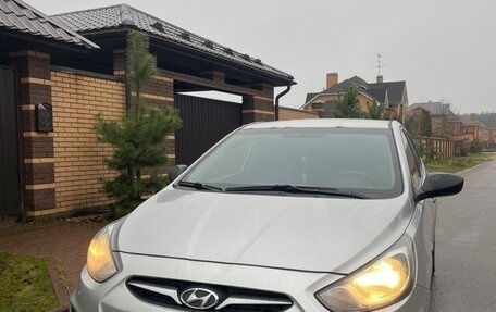 Hyundai Solaris II рестайлинг, 2012 год, 900 000 рублей, 1 фотография