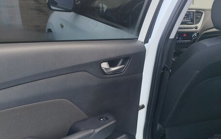 Hyundai Solaris II рестайлинг, 2018 год, 899 999 рублей, 10 фотография