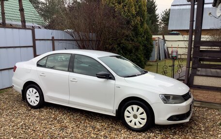 Volkswagen Jetta VI, 2013 год, 930 000 рублей, 2 фотография