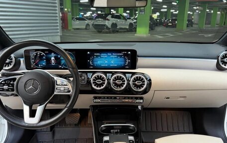 Mercedes-Benz A-Класс, 2022 год, 2 600 000 рублей, 8 фотография