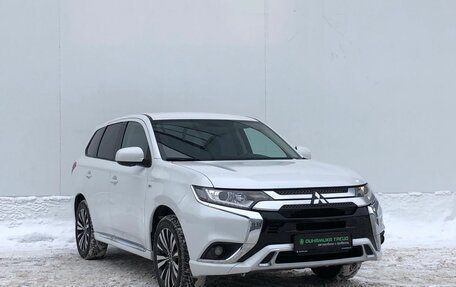 Mitsubishi Outlander III рестайлинг 3, 2022 год, 2 660 000 рублей, 3 фотография