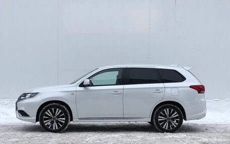 Mitsubishi Outlander III рестайлинг 3, 2022 год, 2 660 000 рублей, 8 фотография