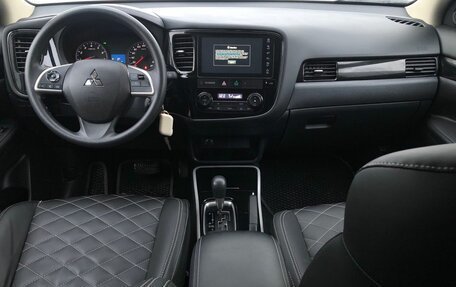 Mitsubishi Outlander III рестайлинг 3, 2022 год, 2 660 000 рублей, 12 фотография