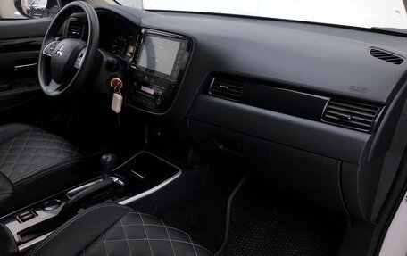 Mitsubishi Outlander III рестайлинг 3, 2022 год, 2 660 000 рублей, 9 фотография