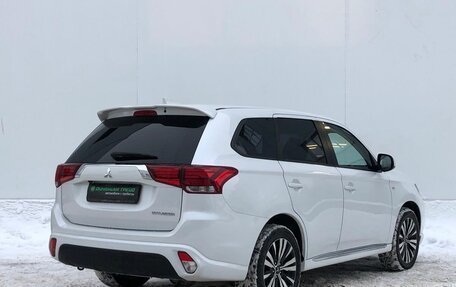 Mitsubishi Outlander III рестайлинг 3, 2022 год, 2 660 000 рублей, 5 фотография