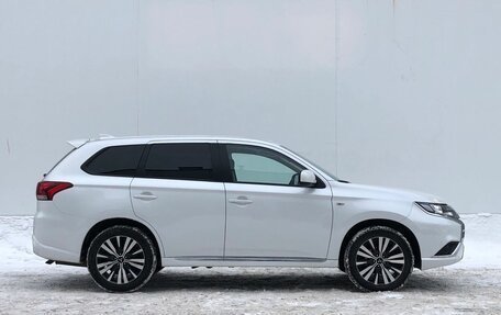 Mitsubishi Outlander III рестайлинг 3, 2022 год, 2 660 000 рублей, 4 фотография