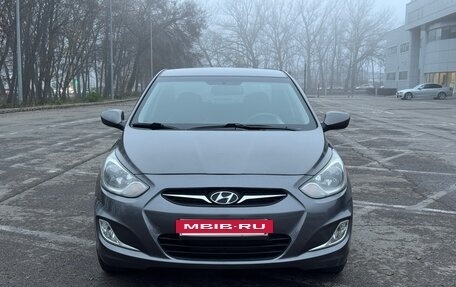 Hyundai Solaris II рестайлинг, 2011 год, 880 000 рублей, 2 фотография