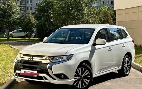 Mitsubishi Outlander III рестайлинг 3, 2022 год, 2 740 000 рублей, 3 фотография