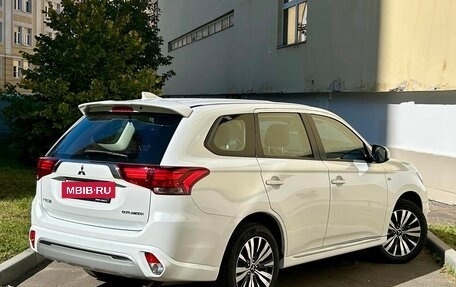 Mitsubishi Outlander III рестайлинг 3, 2022 год, 2 740 000 рублей, 4 фотография