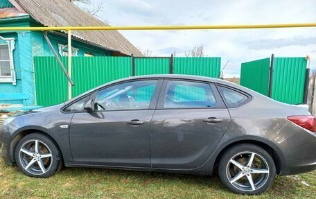 Opel Astra J, 2013 год, 570 000 рублей, 2 фотография