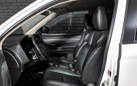 Mitsubishi Outlander III рестайлинг 3, 2019 год, 2 500 000 рублей, 11 фотография