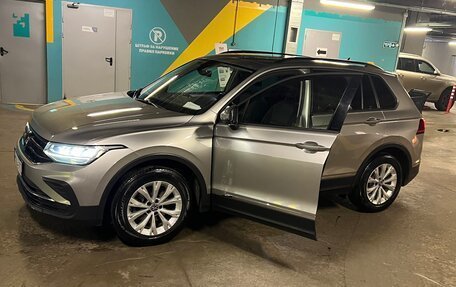 Volkswagen Tiguan II, 2021 год, 2 400 000 рублей, 1 фотография