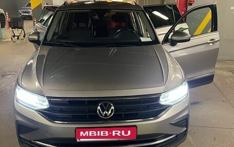 Volkswagen Tiguan II, 2021 год, 2 400 000 рублей, 2 фотография