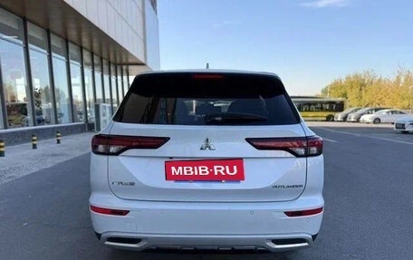 Mitsubishi Outlander, 2022 год, 2 640 000 рублей, 3 фотография