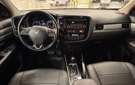 Mitsubishi Outlander III рестайлинг 3, 2018 год, 2 250 000 рублей, 7 фотография