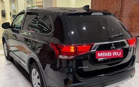 Mitsubishi Outlander III рестайлинг 3, 2018 год, 2 250 000 рублей, 12 фотография