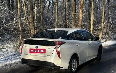 Toyota Prius IV XW50, 2016 год, 1 700 000 рублей, 5 фотография