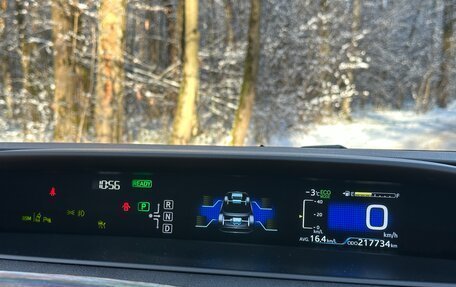 Toyota Prius IV XW50, 2016 год, 1 700 000 рублей, 13 фотография