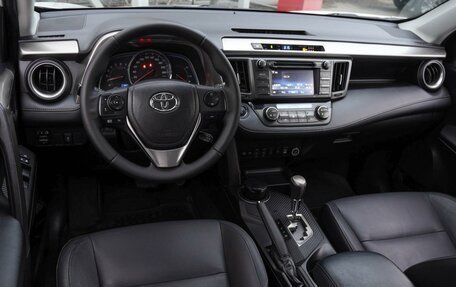 Toyota RAV4, 2015 год, 2 320 000 рублей, 6 фотография