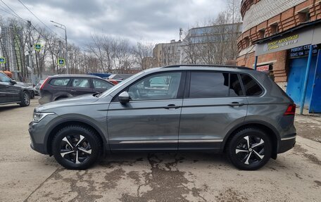 Volkswagen Tiguan II, 2021 год, 2 300 000 рублей, 2 фотография