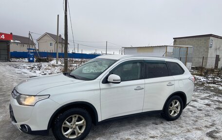 Mitsubishi Outlander III рестайлинг 3, 2014 год, 1 380 000 рублей, 4 фотография