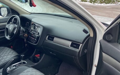 Mitsubishi Outlander III рестайлинг 3, 2014 год, 1 380 000 рублей, 12 фотография