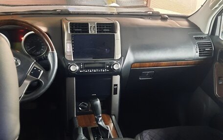 Toyota Land Cruiser Prado 150 рестайлинг 2, 2011 год, 3 000 000 рублей, 7 фотография