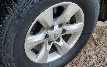 Toyota Land Cruiser Prado 150 рестайлинг 2, 2011 год, 3 000 000 рублей, 18 фотография