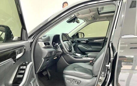 Toyota Highlander, 2022 год, 3 800 000 рублей, 5 фотография