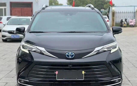 Toyota Sienna, 2021 год, 3 260 000 рублей, 2 фотография