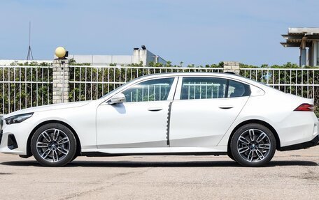 BMW 5 серия, 2025 год, 6 950 000 рублей, 2 фотография