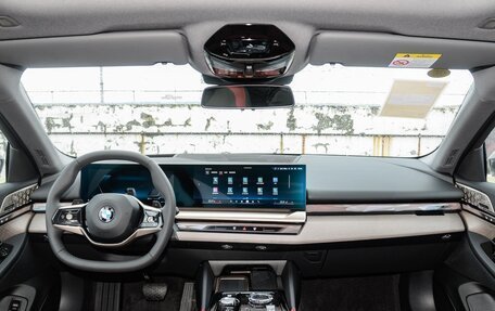 BMW 5 серия, 2025 год, 6 950 000 рублей, 10 фотография