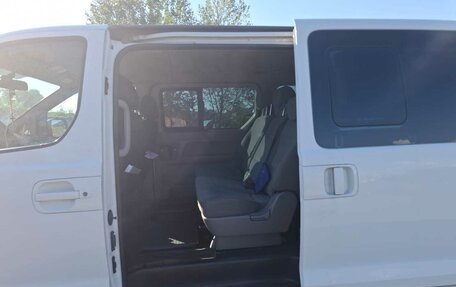 Hyundai H-1 II рестайлинг, 2011 год, 1 500 000 рублей, 13 фотография