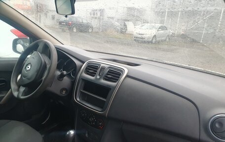 Renault Logan II, 2017 год, 330 000 рублей, 12 фотография