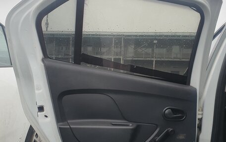 Renault Logan II, 2017 год, 330 000 рублей, 16 фотография