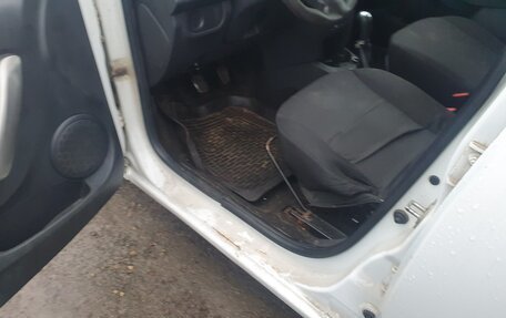 Renault Logan II, 2017 год, 330 000 рублей, 23 фотография