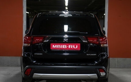 Mitsubishi Outlander III рестайлинг 3, 2016 год, 1 698 000 рублей, 6 фотография