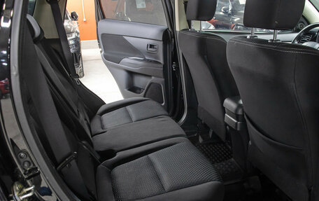 Mitsubishi Outlander III рестайлинг 3, 2016 год, 1 698 000 рублей, 12 фотография