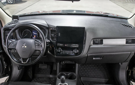 Mitsubishi Outlander III рестайлинг 3, 2016 год, 1 698 000 рублей, 14 фотография