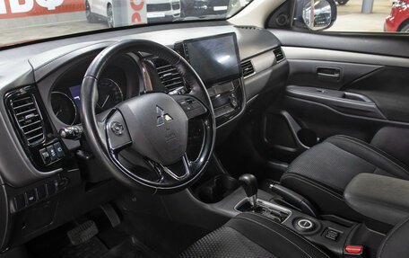 Mitsubishi Outlander III рестайлинг 3, 2016 год, 1 698 000 рублей, 15 фотография