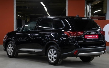 Mitsubishi Outlander III рестайлинг 3, 2016 год, 1 698 000 рублей, 7 фотография