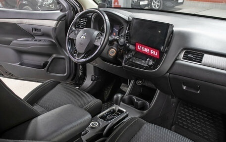 Mitsubishi Outlander III рестайлинг 3, 2016 год, 1 698 000 рублей, 11 фотография