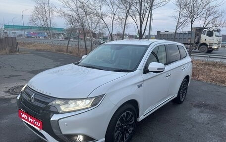 Mitsubishi Outlander III рестайлинг 3, 2015 год, 1 580 000 рублей, 2 фотография