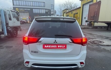Mitsubishi Outlander III рестайлинг 3, 2015 год, 1 580 000 рублей, 4 фотография