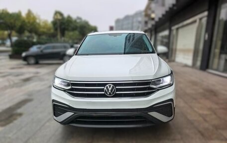 Volkswagen Tiguan II, 2022 год, 1 800 000 рублей, 3 фотография