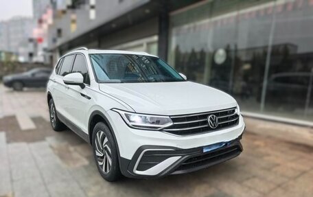 Volkswagen Tiguan II, 2022 год, 1 800 000 рублей, 2 фотография