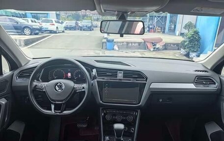 Volkswagen Tiguan II, 2021 год, 2 230 000 рублей, 10 фотография