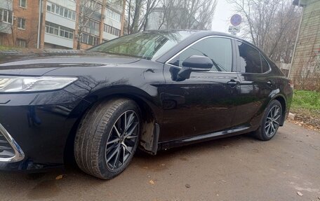 Toyota Camry, 2021 год, 2 500 000 рублей, 4 фотография